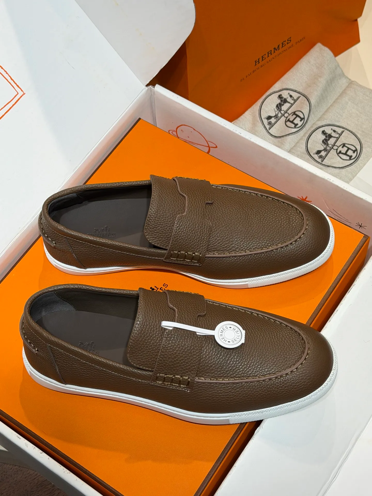 【HERMES】Top P:800💰-Size: 39-44 (38.45. Customized) H Home Freesstyle Men's Loafers Calfskin and Epsom Heritage calfskin high-top sports shoes, the soles are decorated with saddle stud buckle patterns, creating a modern urban style. Imported cowhide + cowhide lining + customized TPU outsole.